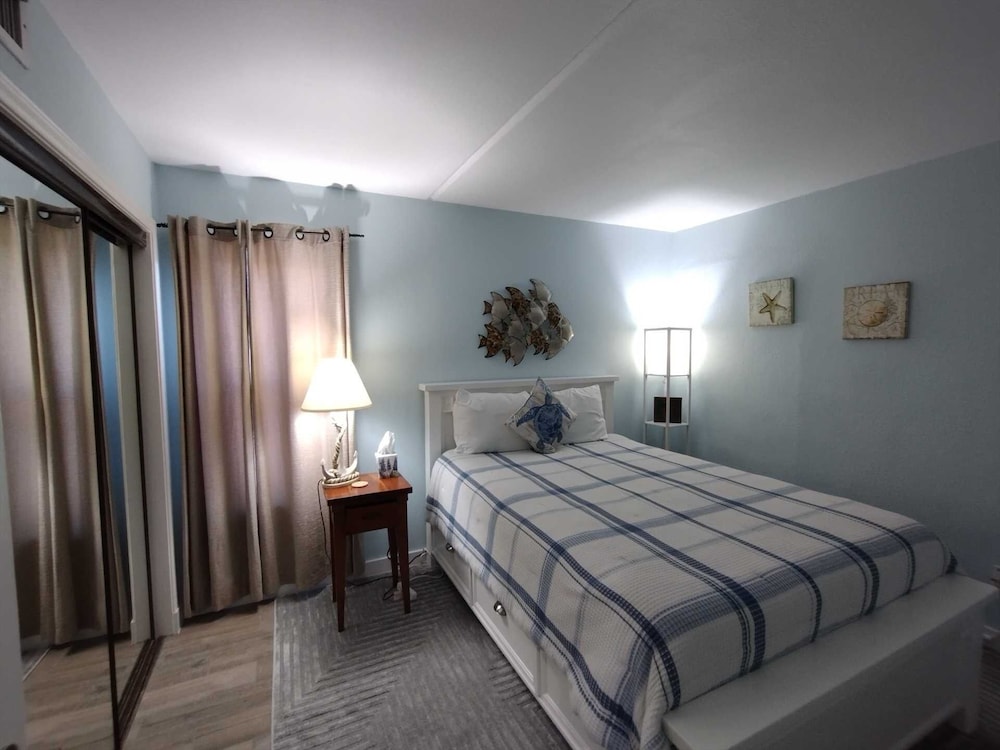 Florence I 307 Minium 1 Bedroom Condo by RedAwning view 2