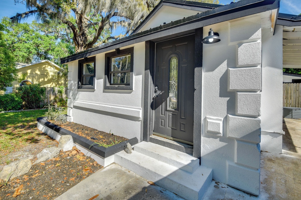 Stroll to Shore: Retreat w/ Yard in Daytona Beach