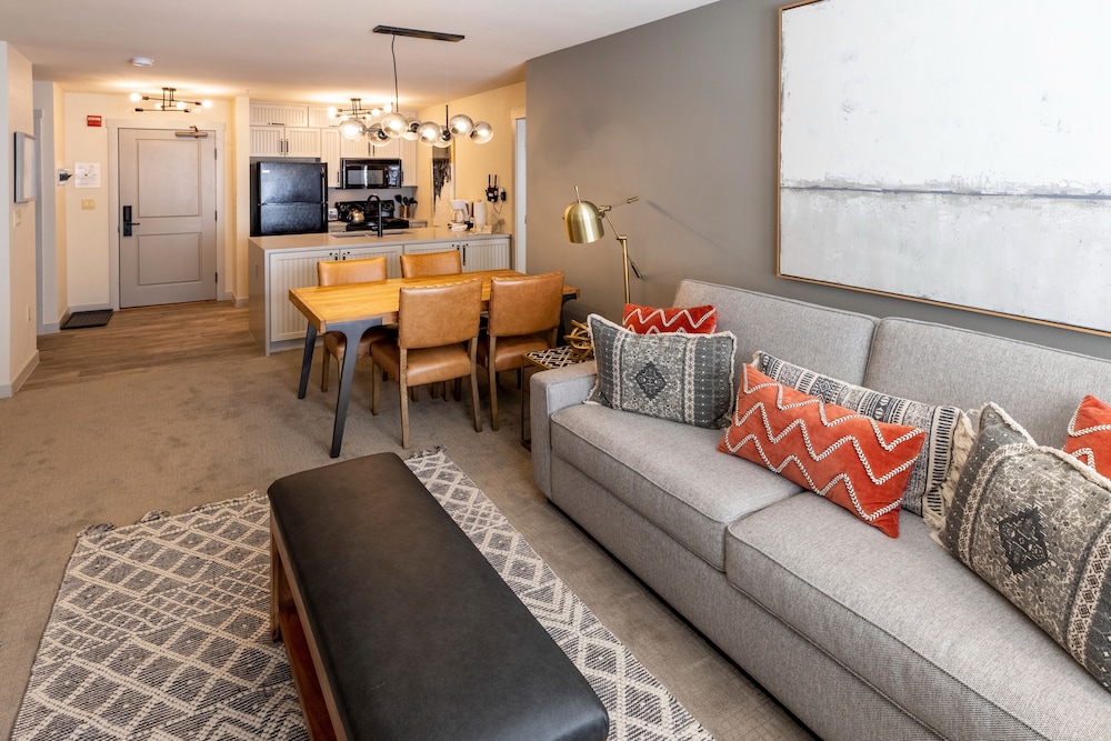 Eagle Springs East 1 & 2 Bedroom Condos
