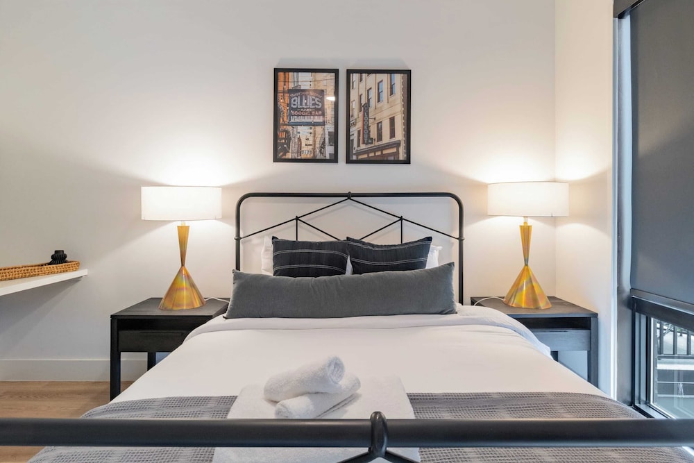 Sleeps 24 4 Modern Midtown Apartments w/ Gym + Pool Walkable to Shops & Eats