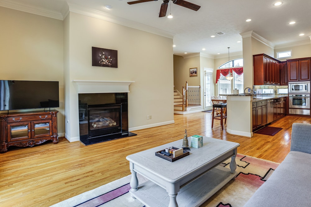 Walk to Shops & Eats: Family Retreat in Houston