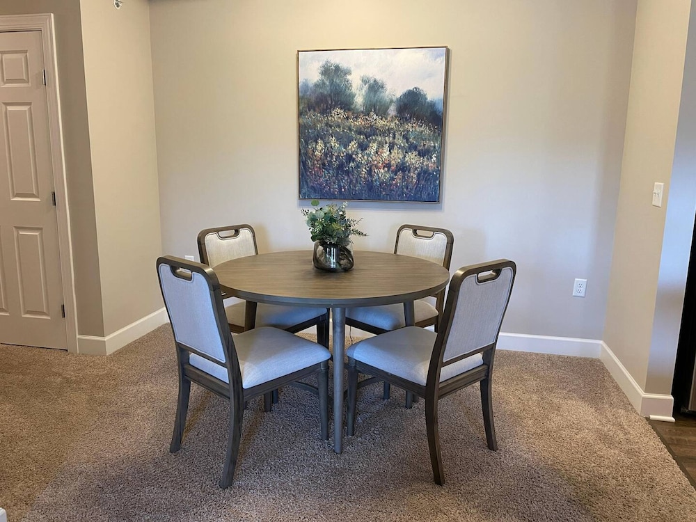 Peaceful Polaris Penthouse 2BR W D Balcony