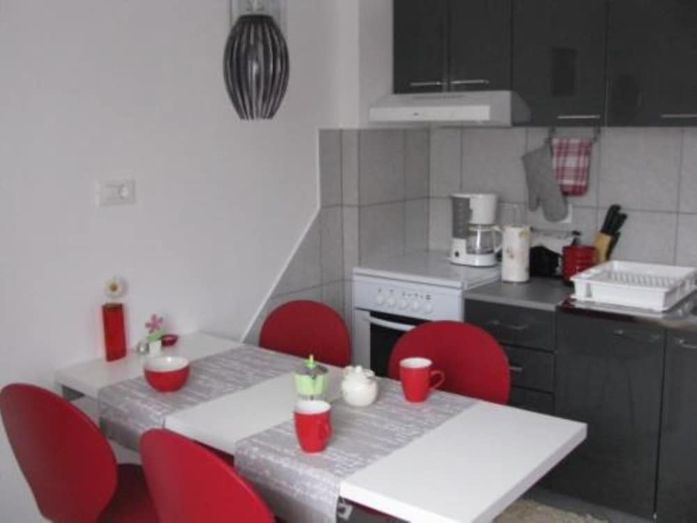 Xena - Comfort and Spacious - A2 Red view 5