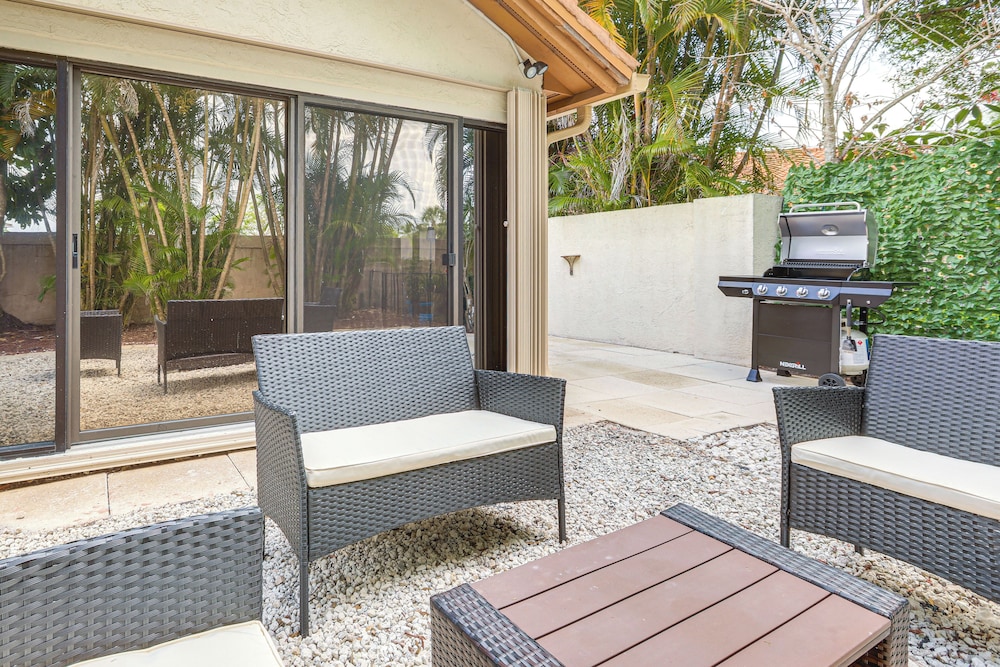 8 Mi to Stuart Beach: Home w/ Pool Access!