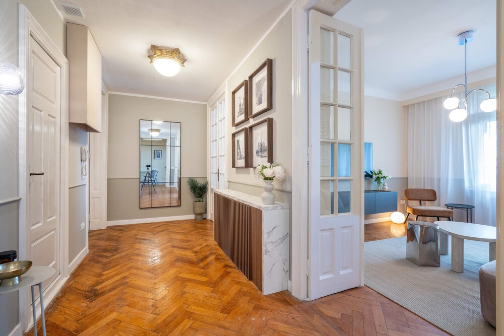 Romanian Athenaeum Flat - Refined 3BR Steps from Calea Victoriei