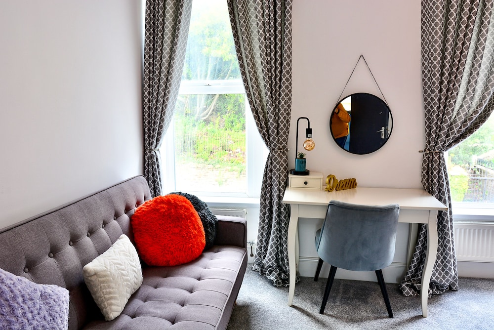 Captivating 3-bed House in Swansea Town Center view 4
