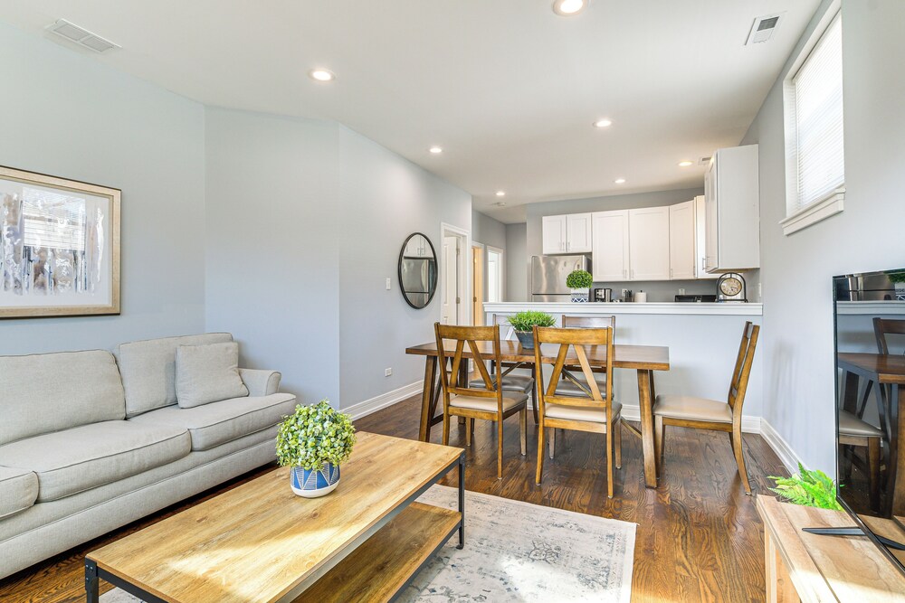 Walk to Blue Line: Sleek Apartment in Bucktown!