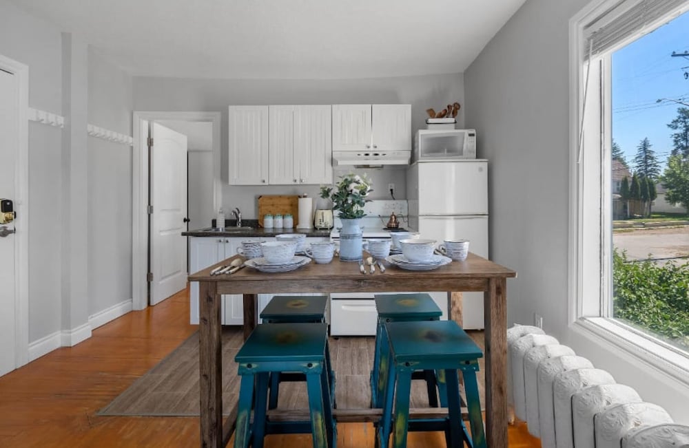 Cranbrook Vacations - Victorian Suite No Service Fees Heritage Home - Property Image 2