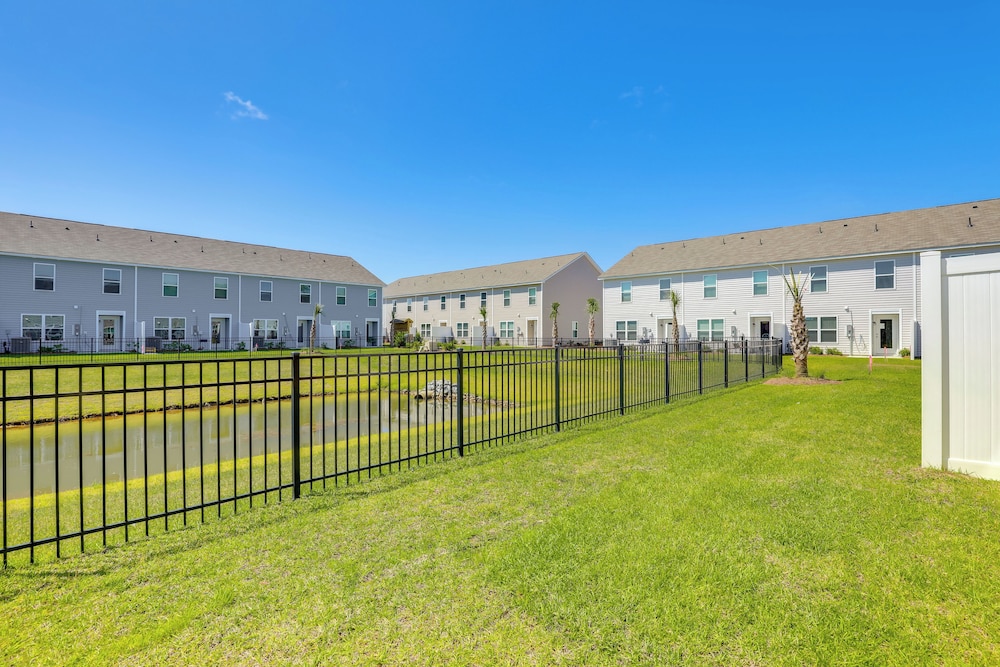 Modern Escape 2 Mi to Surfside Beach Fishing Pier