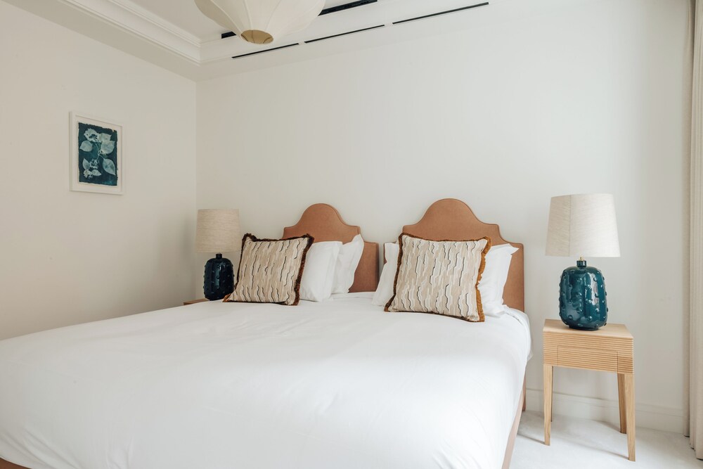 Claridge House by SLO