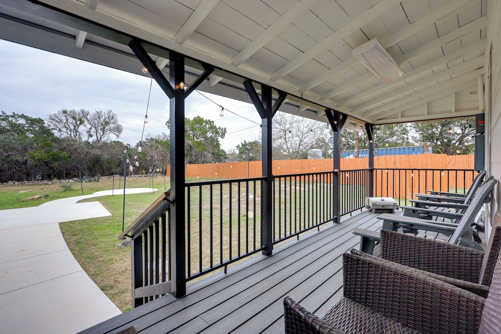 2 Mi to Canyon Lake: Cottage w/ Fire Pit & Grill