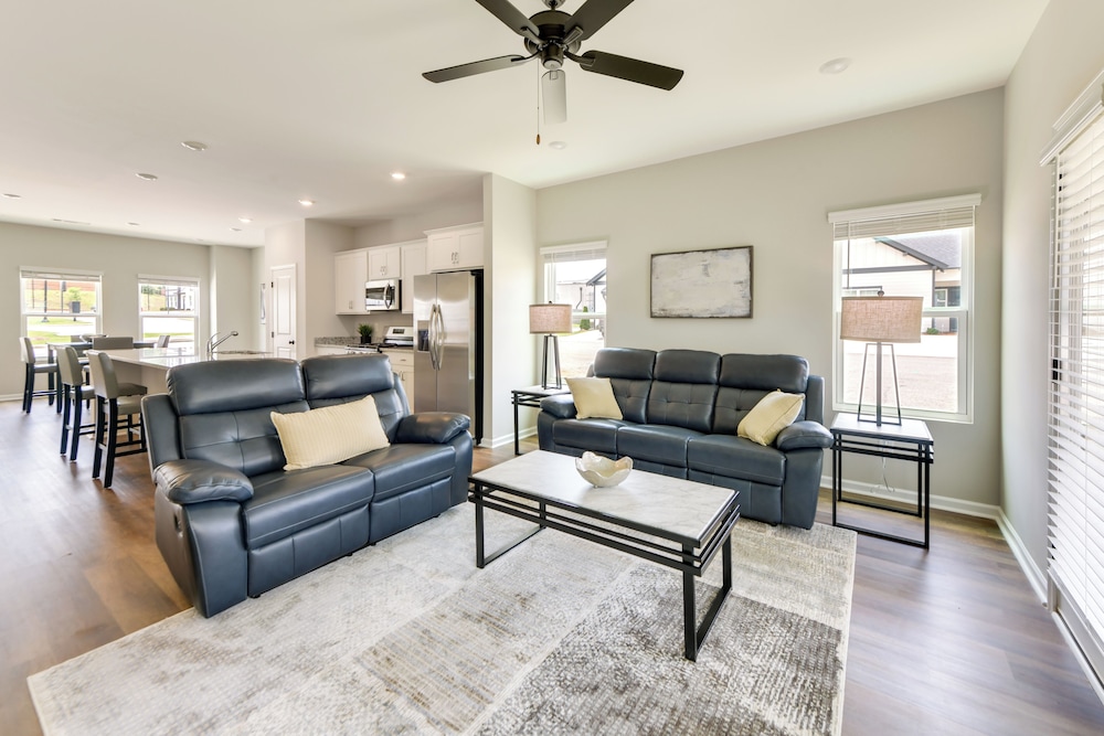 5 Mi to Auburn University: Sleek Townhome w/ Patio