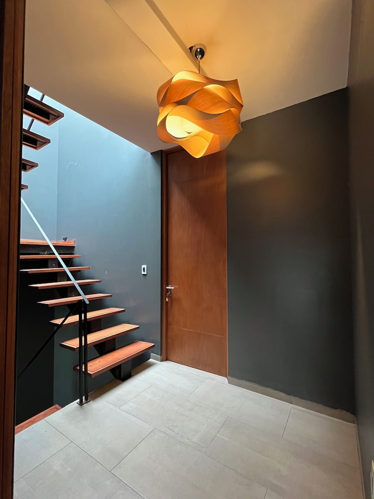 Luxurious 5-bedroom House With Air-conditioning & Private Rooftop in Juriquilla