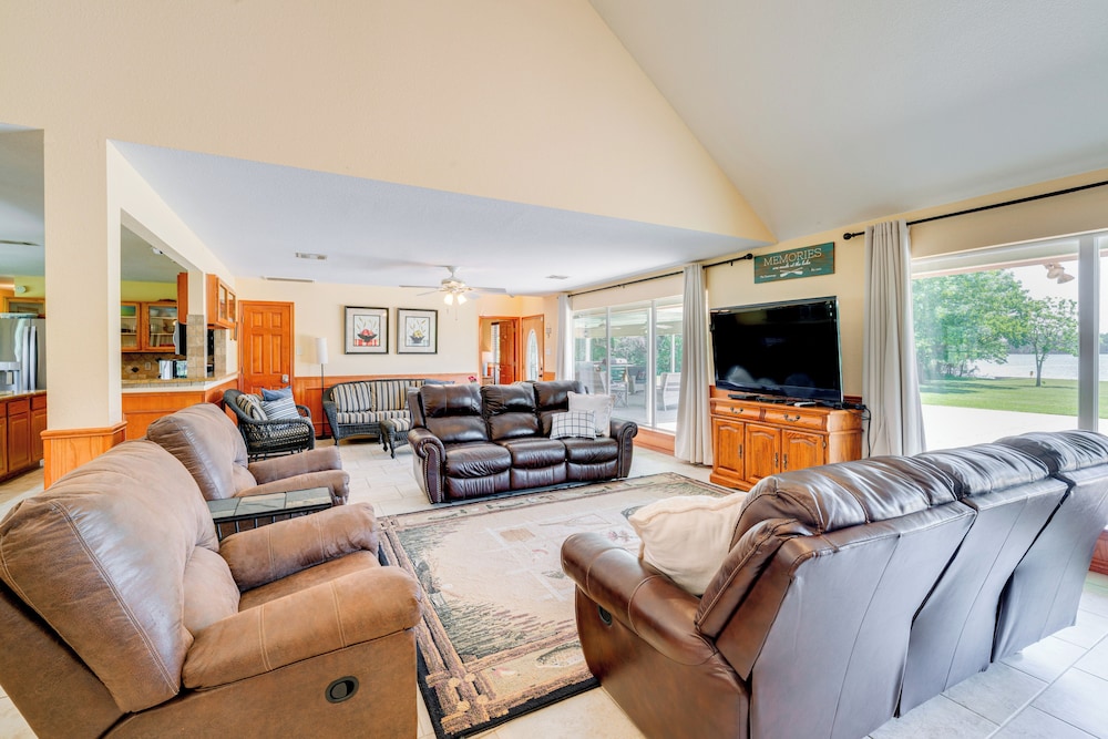 Sunrise Cove RC Llc: Lakefront Home w/ 2 Casitas!