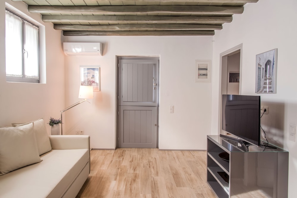 Tinos Pegion House