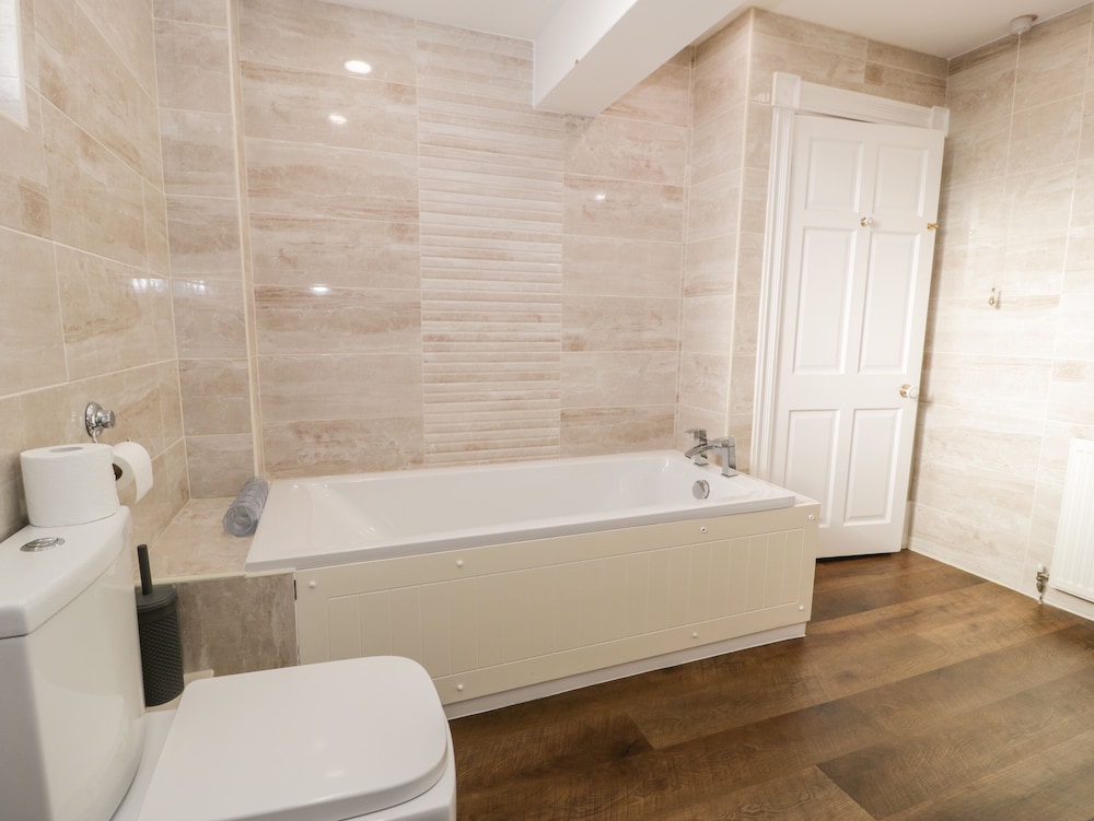 11 Glyn Garth Mews