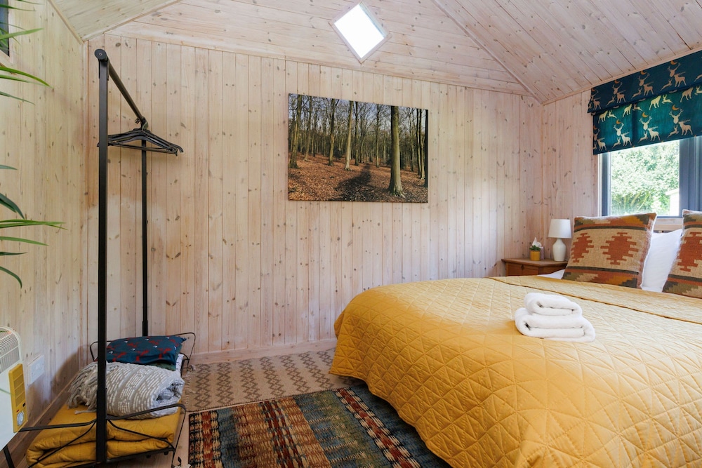 Enchanting 4BD Cottage Lodge Nr Eartham Wood view 5