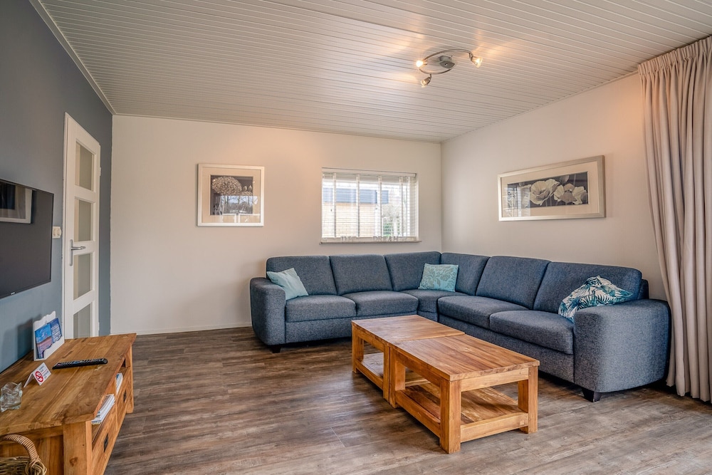 Modernly Furnished 6-person Bungalow in the Seaside Resort of De Koog