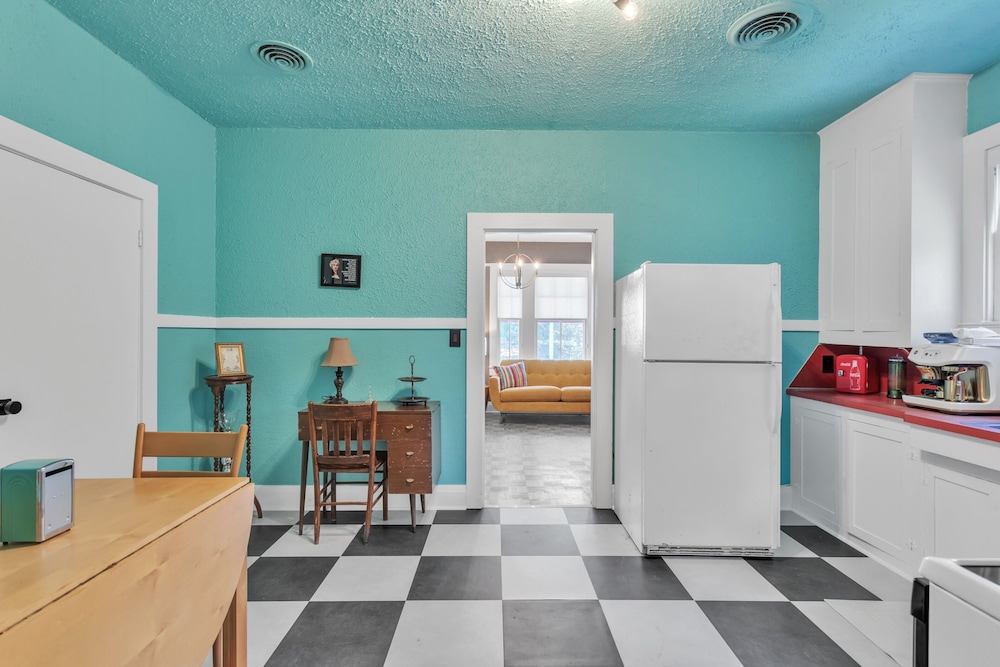 Retro Revival With Modern Luxury 3 Bedroom Home