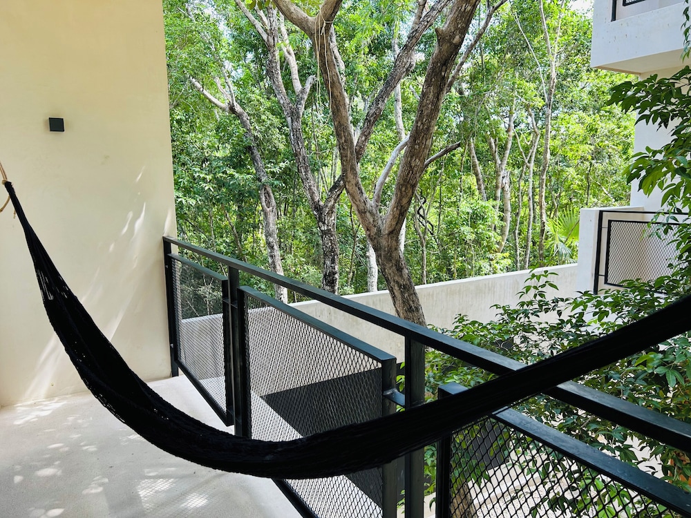 Jungle  Studio Balcony & Hammock S19