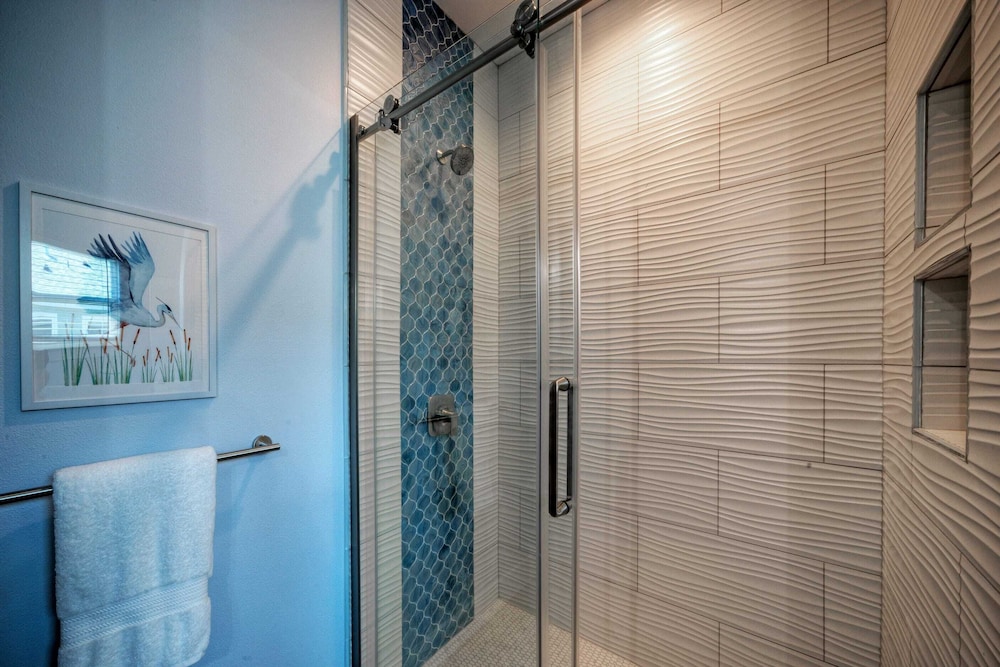 Deja Blue Coastal Retreat w/ Pool, Firepit, BBQ & Outdoor TV Lounge