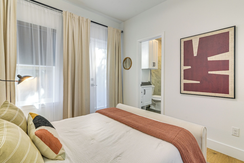 2 Mi to Dtwn Houston: Stylish Retreat w/ Balcony