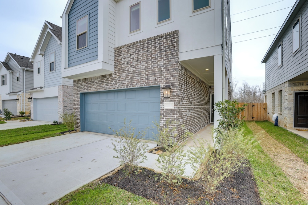 Family-friendly Home w/ Yard in Hockley!