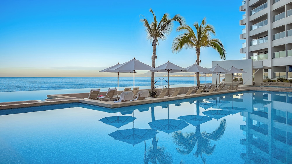 Stylish Beachfront 2BR - Balcony & Pools