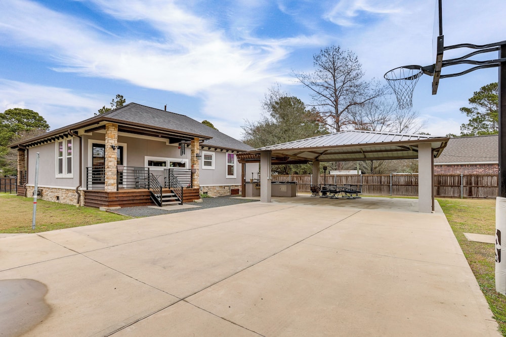 Pets Welcome: Home w/ Deck & Patio in Hockley!