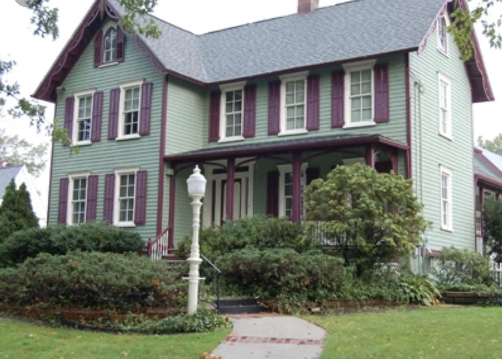 Mathis House, A Victorian Bed & Breakfast and Tea Room at 600 Main view 3