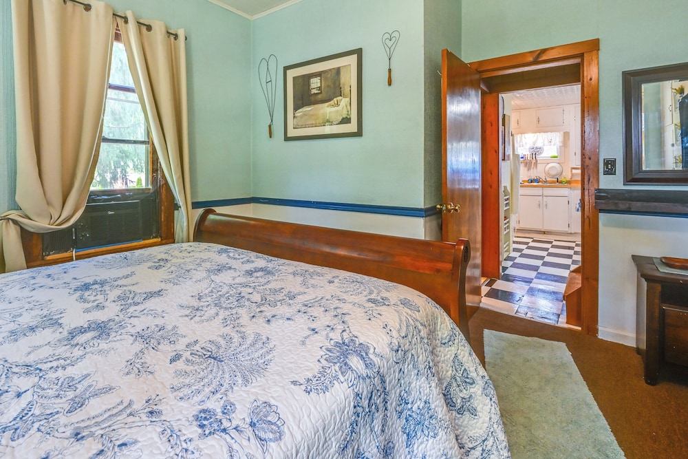 Boat & Unwind! Charming Atwood Lake Farmhouse