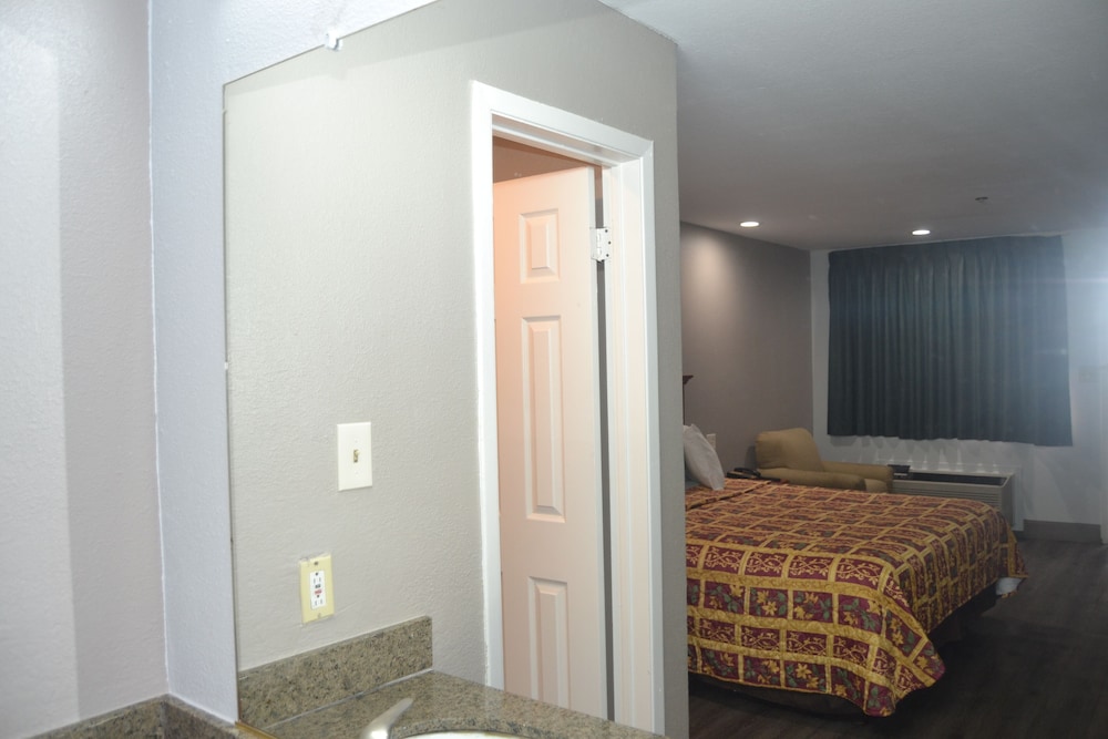 Deluxe INN view 3