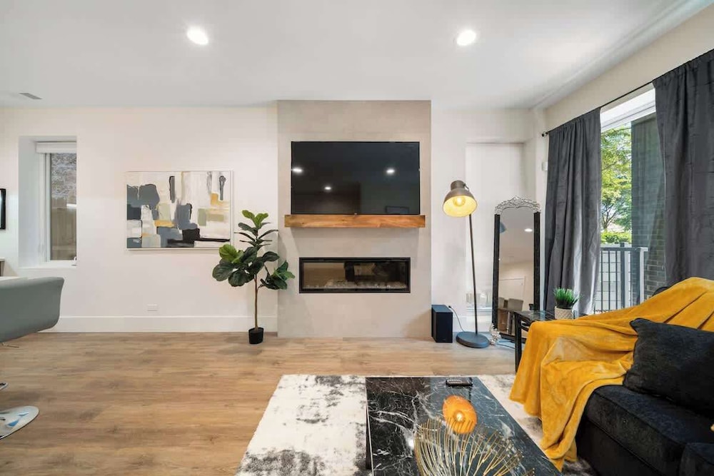 New Two Bed Condo by United Center With Balcony