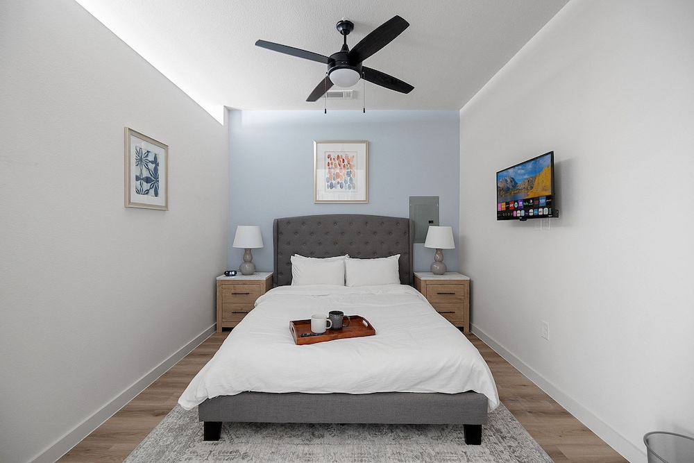 Sky-high Comfort 1BR Gym Pool Pet Friendly