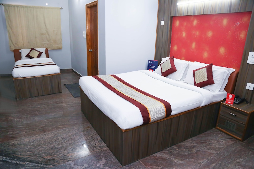 OYO 8828 Holidays Dollars Grand