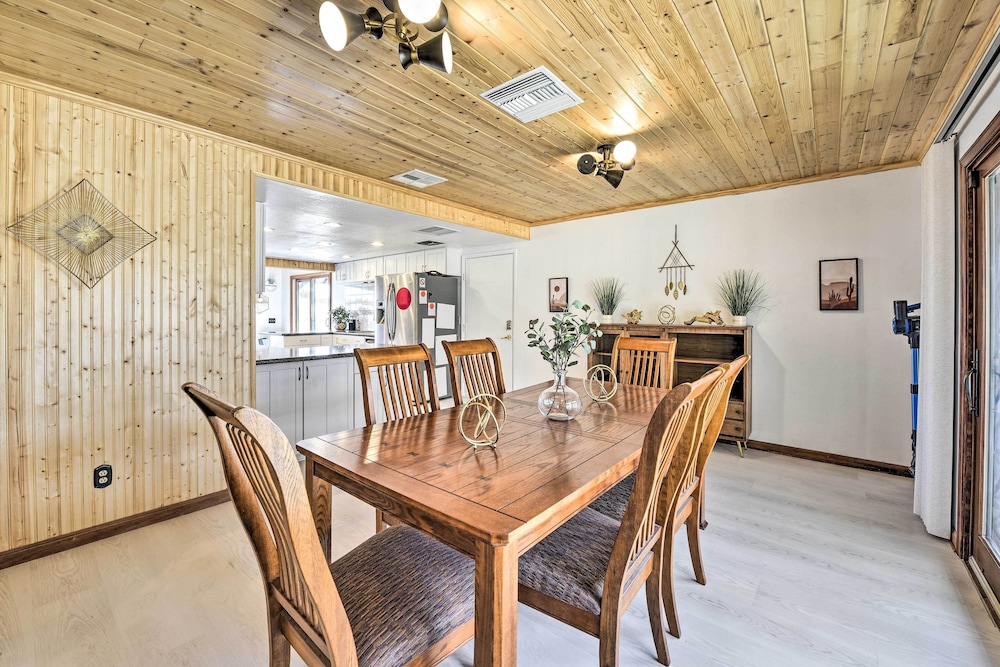 Chic Joshua Tree Pad w/ Mountain Views  Hot Tub - Property Image 10