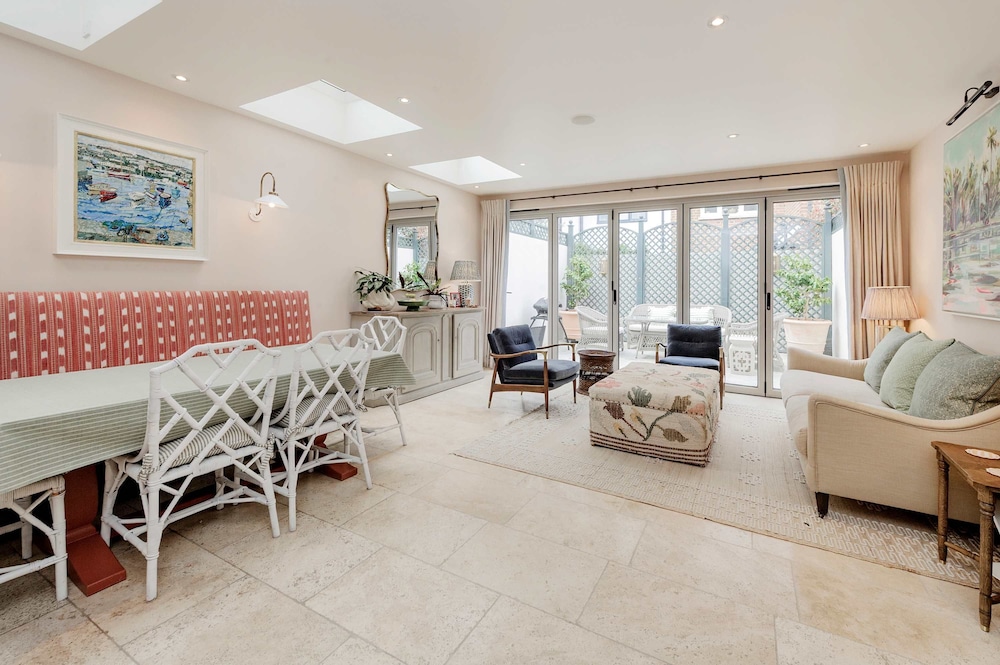Stunning 4 bed Fulham Home With Garden