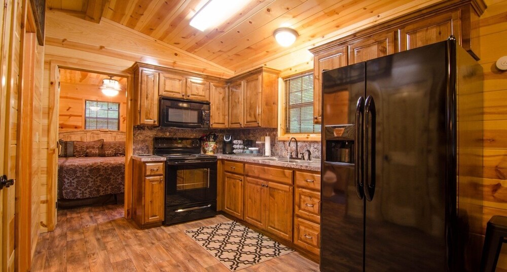 Arabella Cozy Nest With Hot Tub and Fire Pit in the Backyard by Redawning view 3