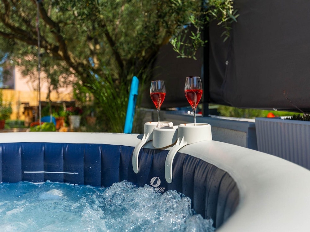 Adorable Home With Private Garden and Bubble Bath