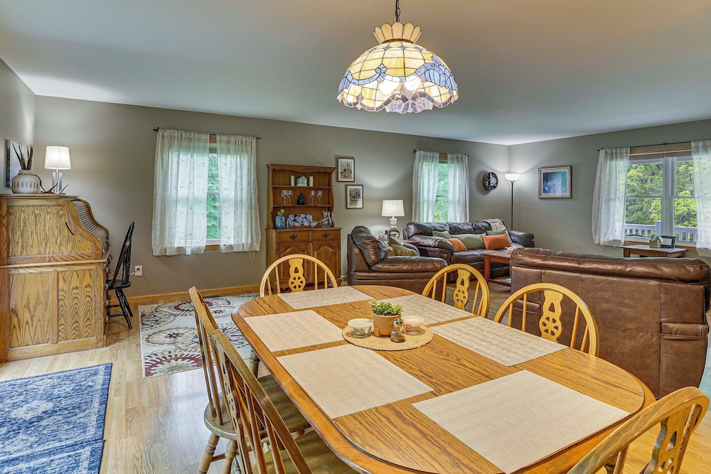 2 Mi to Woodbury Wildlife Area: Cozy Farmhouse!