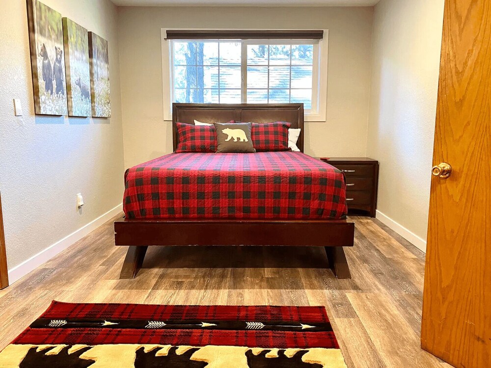 Yogi's Summit Lodge 5 Bedroom Home by RedAwning view 2