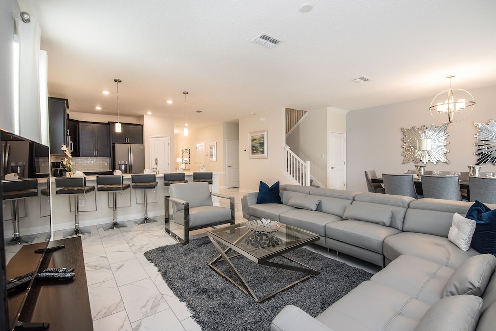 8 Bdrm 5 Bath Villa - Image 2