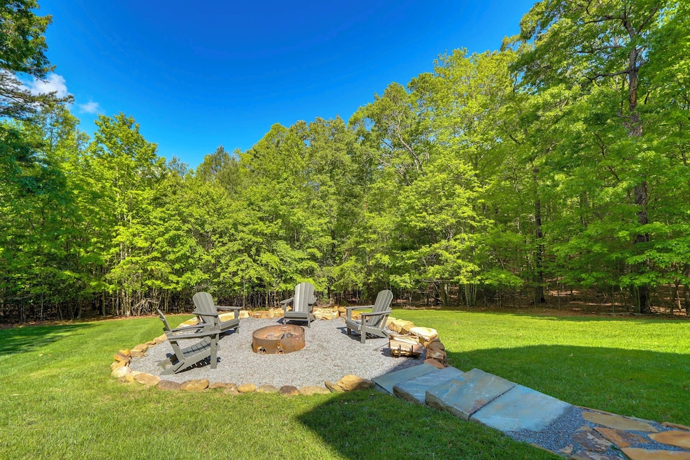 Family Friendly: Hot Tub Haven in Mineral Bluff!