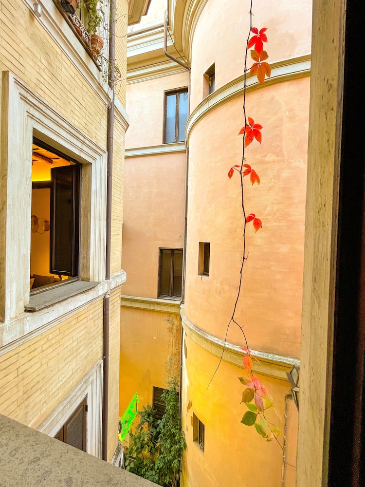 Trevi Fountain Stylish Guesthouse