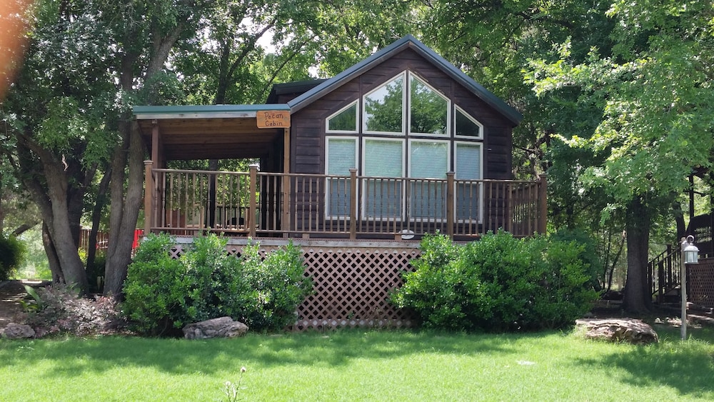 Mendelbaum Winery Guest Cabins