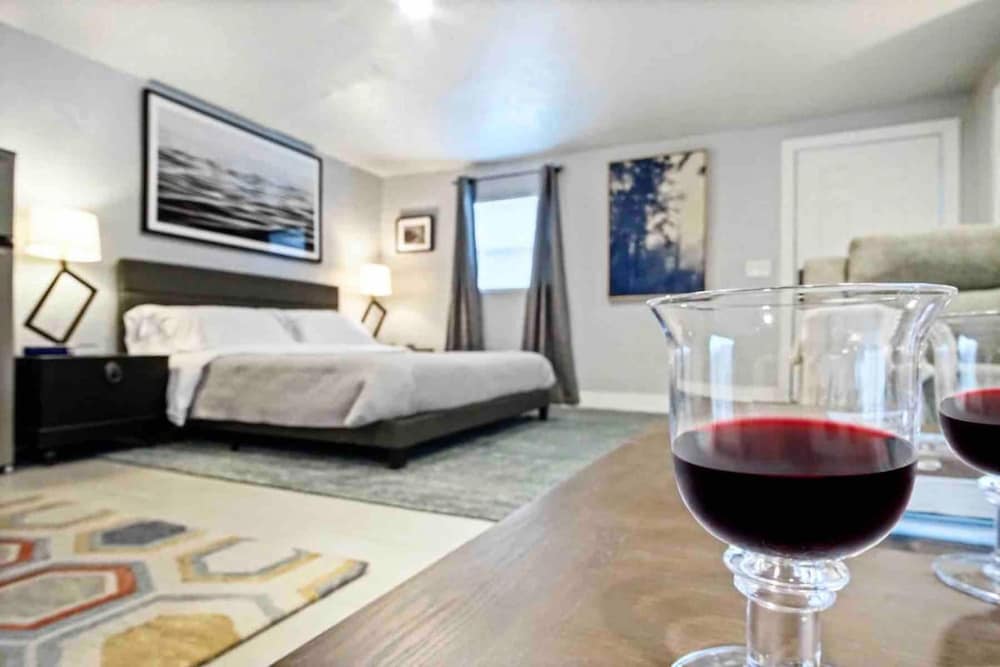 Oklahoma City Vacations - 3-story 6-bedroom 4 Bathrooms 3min-asian Dist - Property Image 6