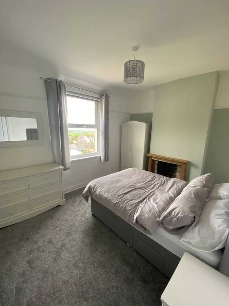 Captivating 2-bed Cottage in Prestatyn view 2
