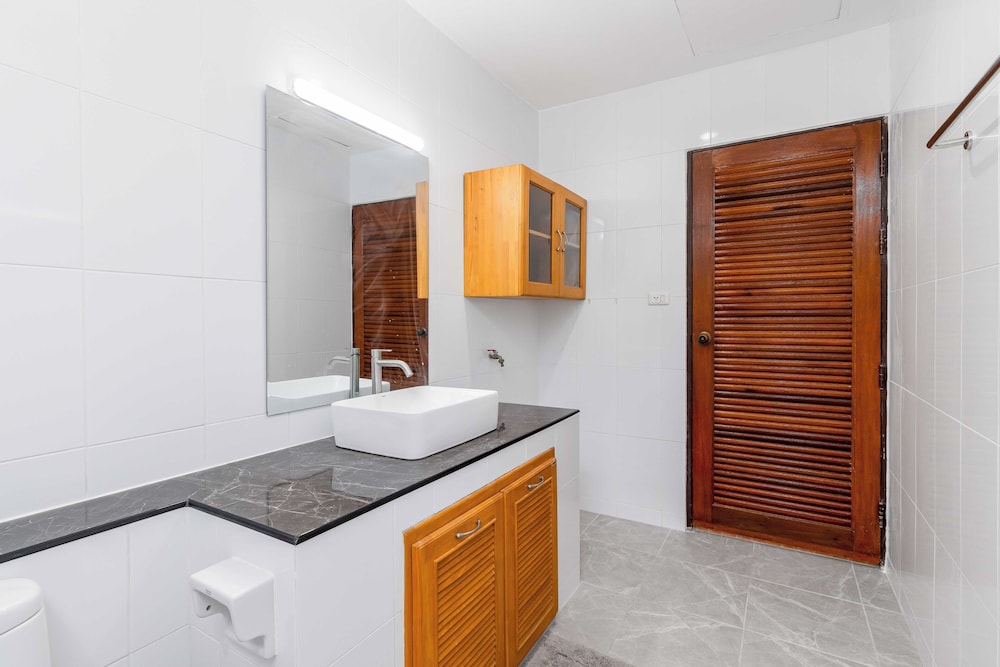 Poolside 3BR for Relaxed Stays V278