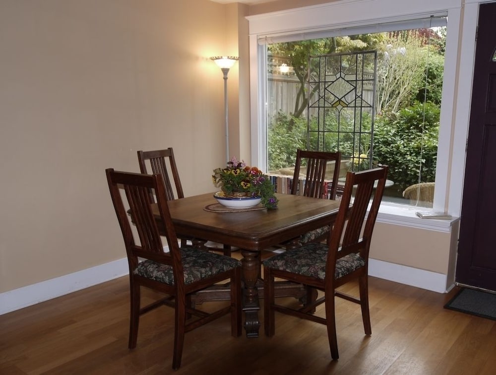 A Suite at Kitsilano Cottage - Image 4