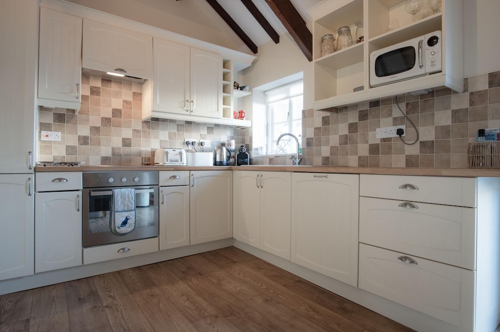 The Old Stables - 3 Bedroom Cottage - Angle